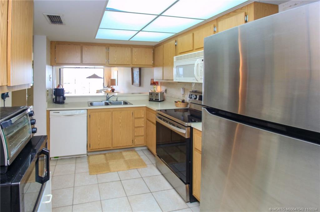 Stuart, Florida 34996, United States, 2 Bedrooms Bedrooms, ,2 BathroomsBathrooms,Residential,Active,33864