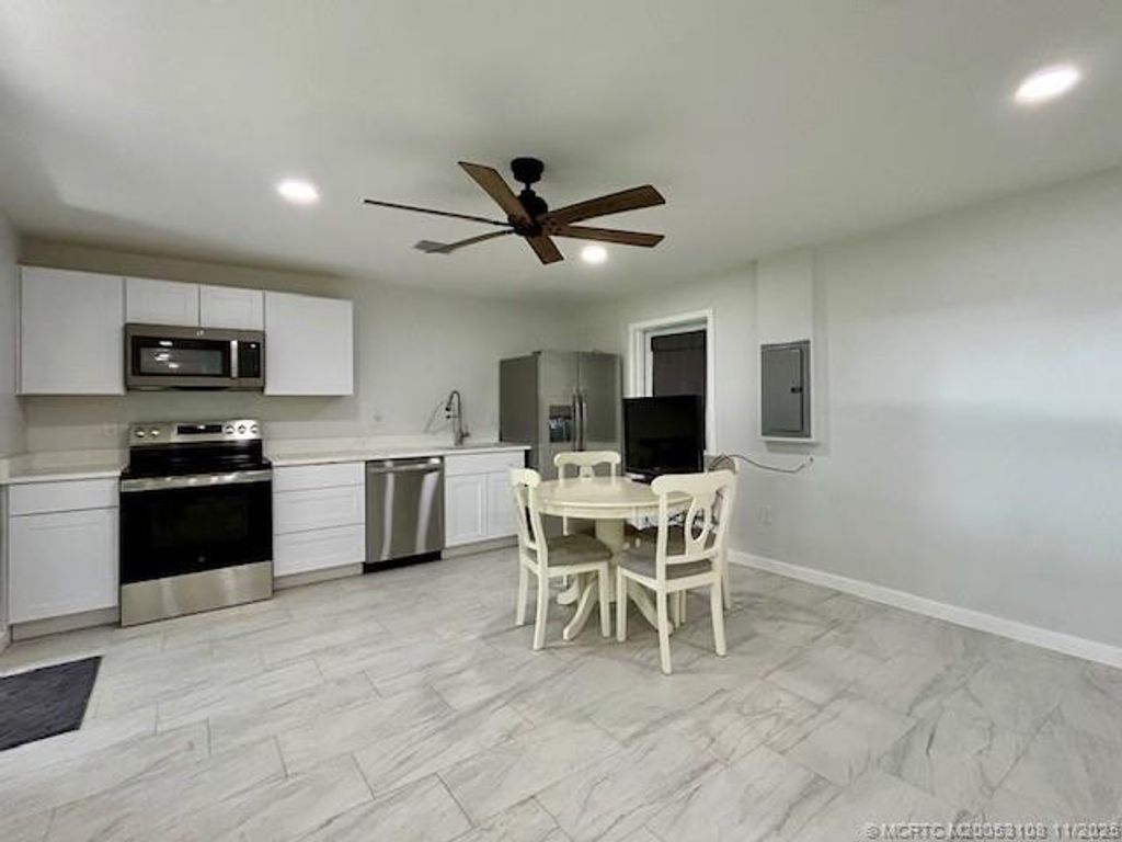 Photo of 813 SE 13th Street, Stuart, FL 34994 (MLS # M20053108)