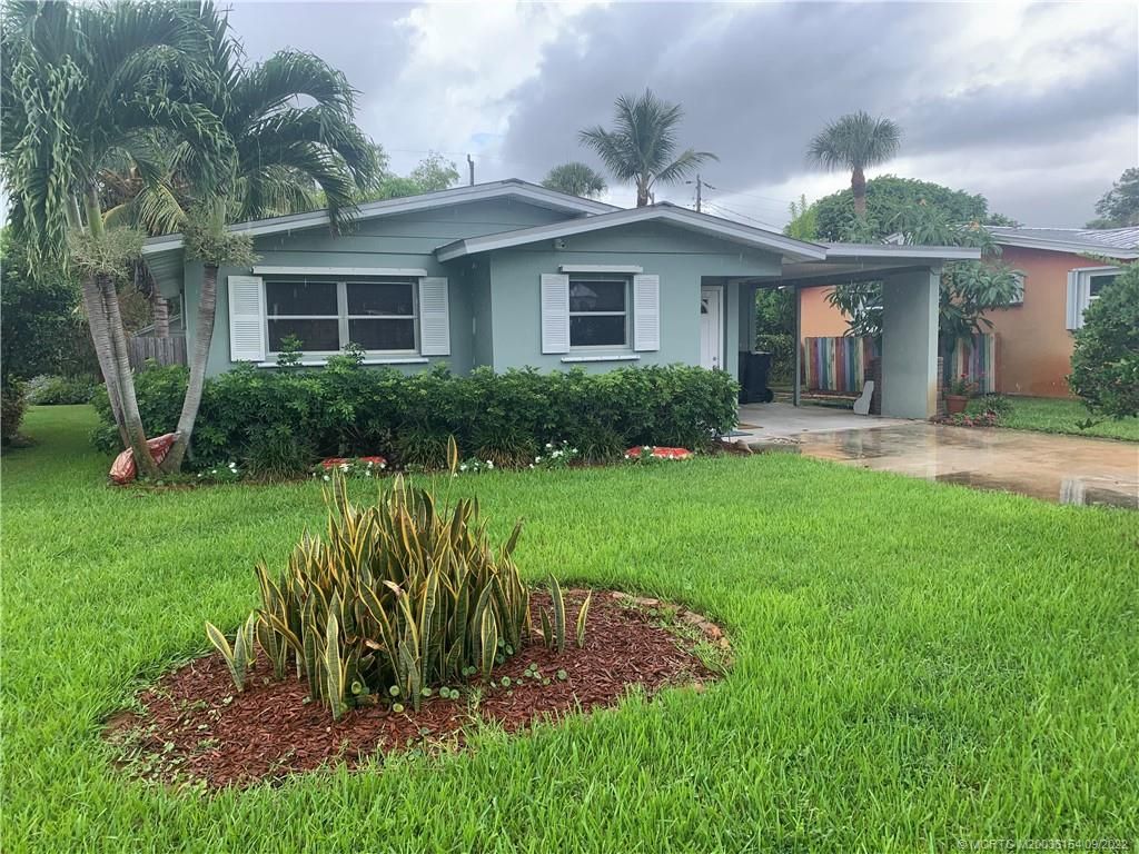 Photo of 262 SE Monterey Avenue SE, Stuart, FL 34996 (MLS # M20036154)