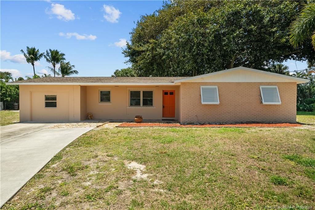 Photo of 718 SE Alamanda Circle, Stuart, FL 34996 (MLS # M20044777)