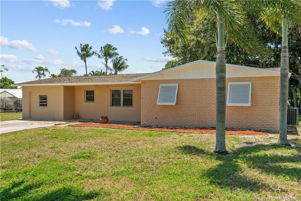 Photo of 718 SE Alamanda Circle, Stuart, FL 34996 (MLS # M20044777)