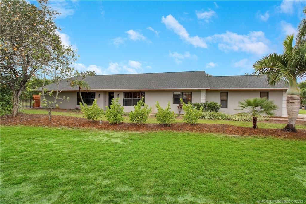 Photo of 4400 SE Kubin Avenue, Stuart, FL 34997 (MLS # M20039036)