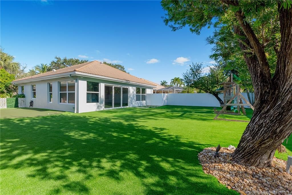 Photo of 137 E Hampton Way, Jupiter, FL 33458 (MLS # M20037524)