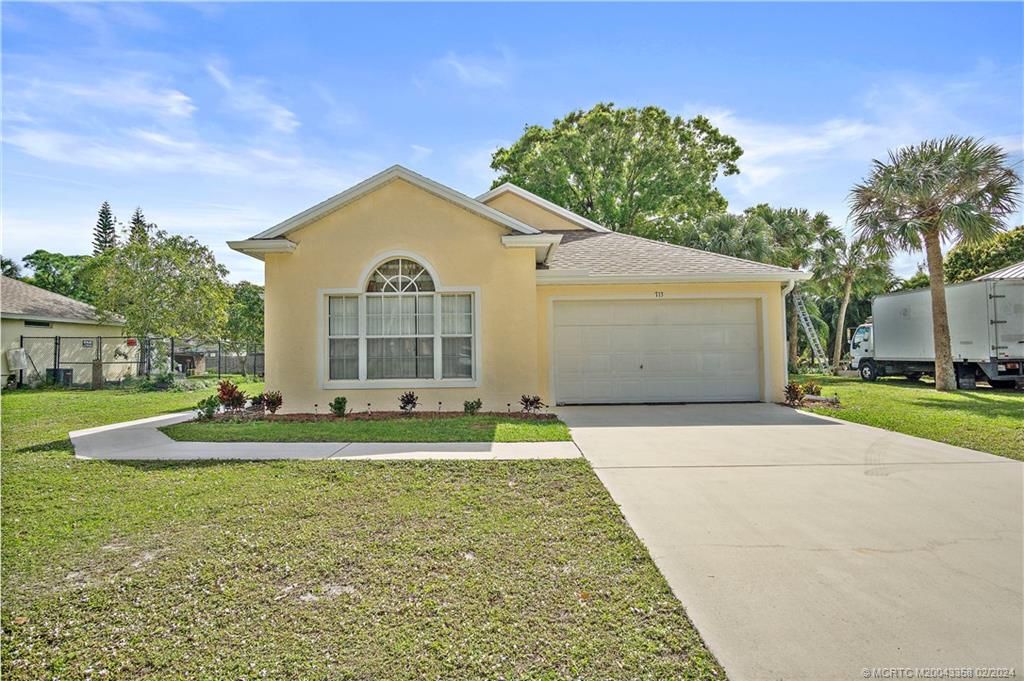 Photo of 713 Roselyn Avenue, Fort Pierce, FL 34982 (MLS # M20043358)