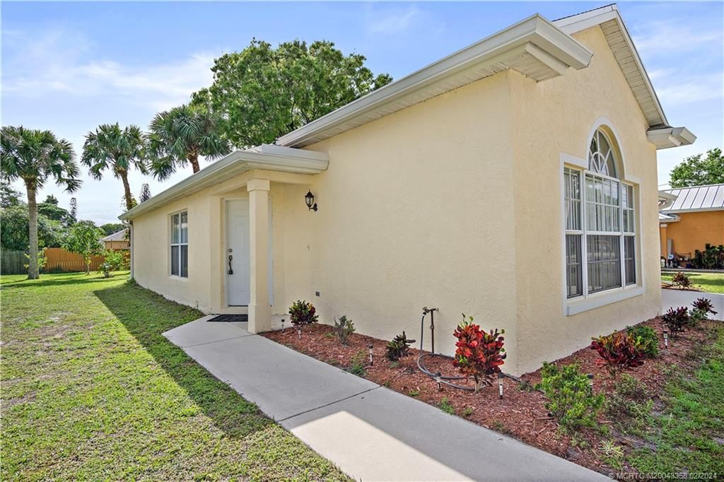 Photo of 713 Roselyn Avenue, Fort Pierce, FL 34982 (MLS # M20043358)