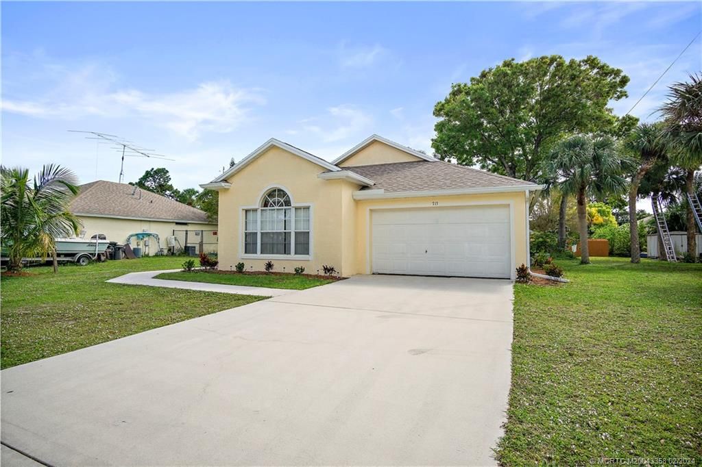 Photo of 713 Roselyn Avenue, Fort Pierce, FL 34982 (MLS # M20043358)