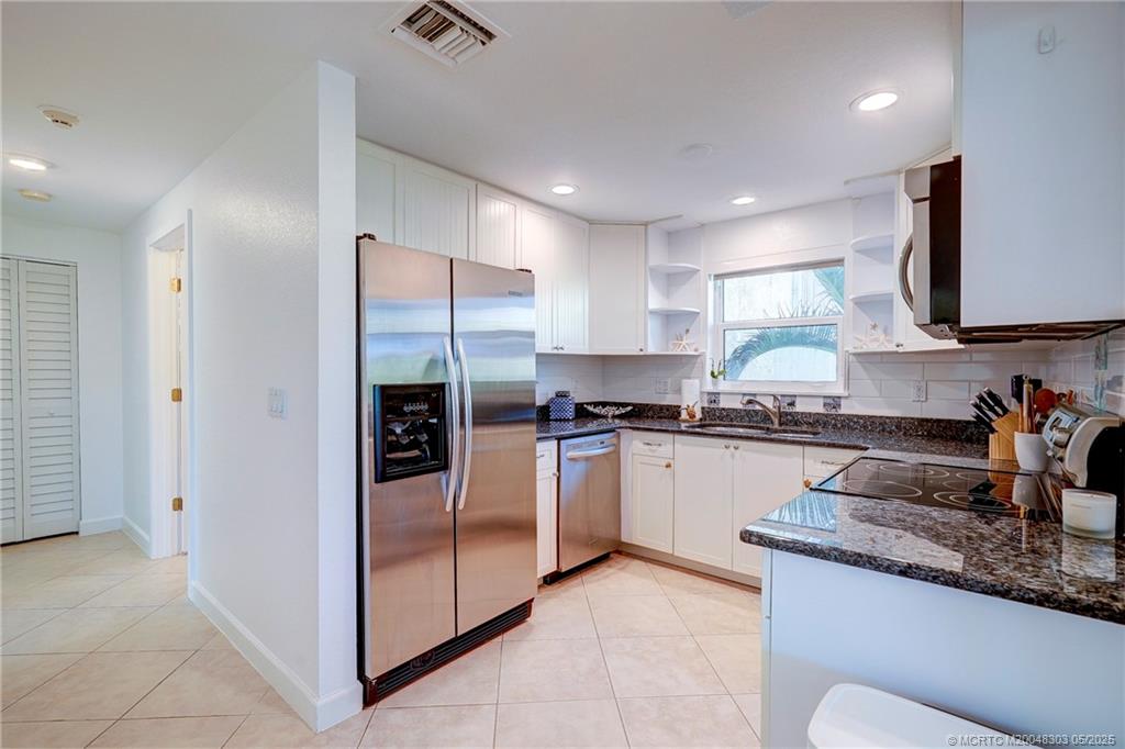 Jensen Beach, Florida 34957, United States, 2 Bedrooms Bedrooms, ,2 BathroomsBathrooms,Residential,Active,22369