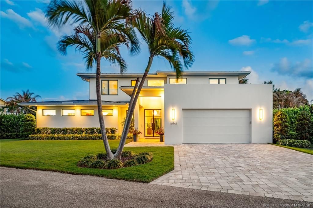 Photo of 10742 SE Burgee Court, Hobe Sound, FL 33455 (MLS # M20055114)