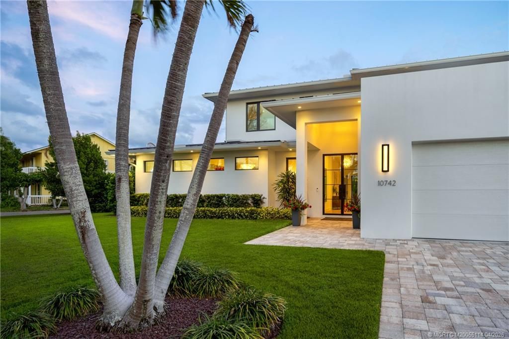 Photo of 10742 SE Burgee Court, Hobe Sound, FL 33455 (MLS # M20055114)