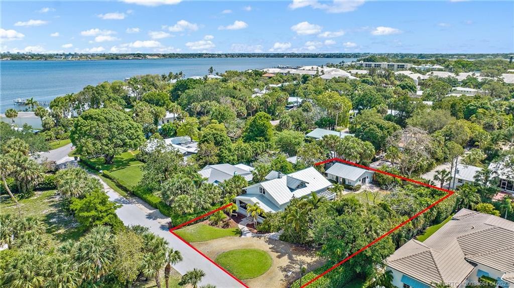 Photo of 135 SE Martin Avenue, Stuart, FL 34996 (MLS # M20038564)