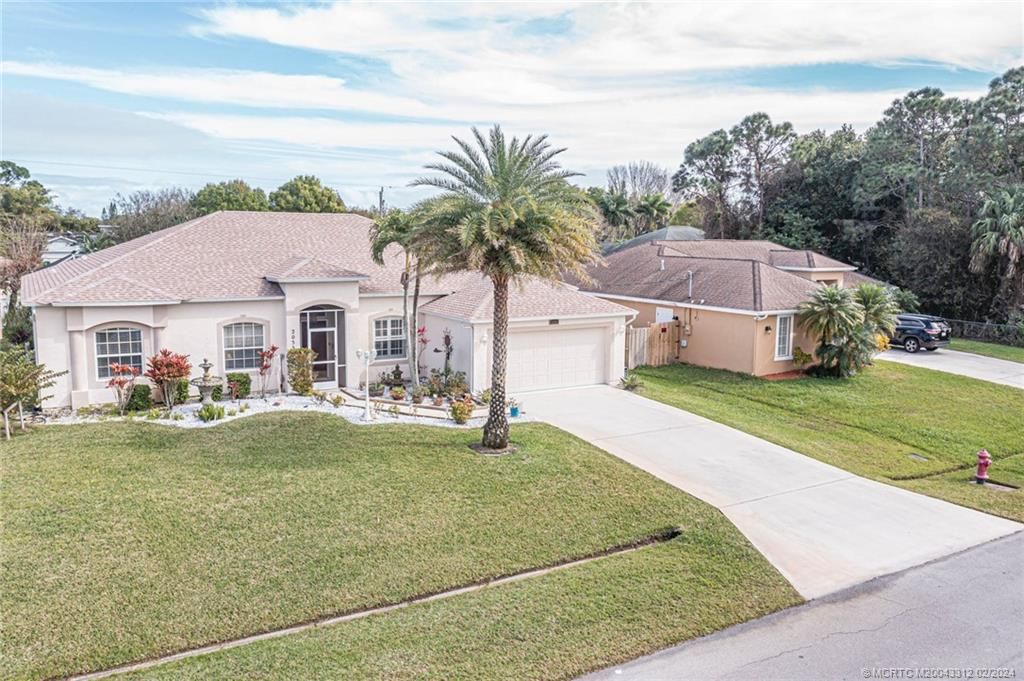 Photo of 2033 SW Beekman Street, Port Saint Lucie, FL 34953 (MLS # M20043312)