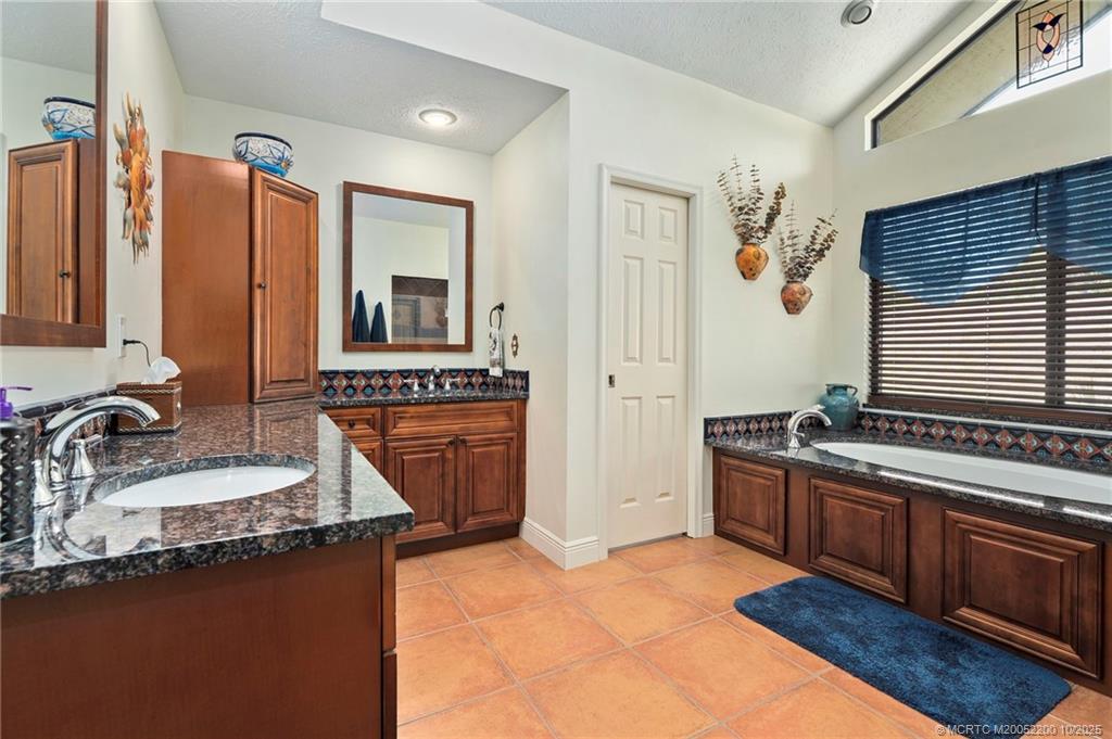 Palm City, Florida 34990, United States, 3 Bedrooms Bedrooms, ,3 BathroomsBathrooms,Residential,Pending,215003