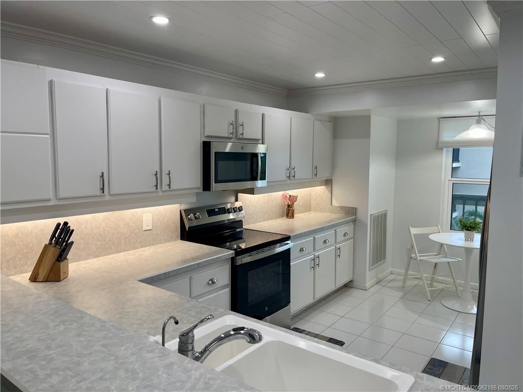 Stuart, Florida 34996, United States, 2 Bedrooms Bedrooms, ,2 BathroomsBathrooms,Residential,Active,208722