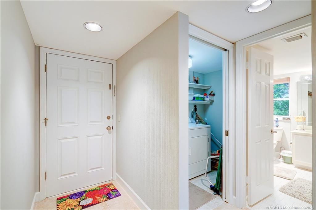 Stuart, Florida 34996, United States, 2 Bedrooms Bedrooms, ,2 BathroomsBathrooms,Residential,Pending,203727