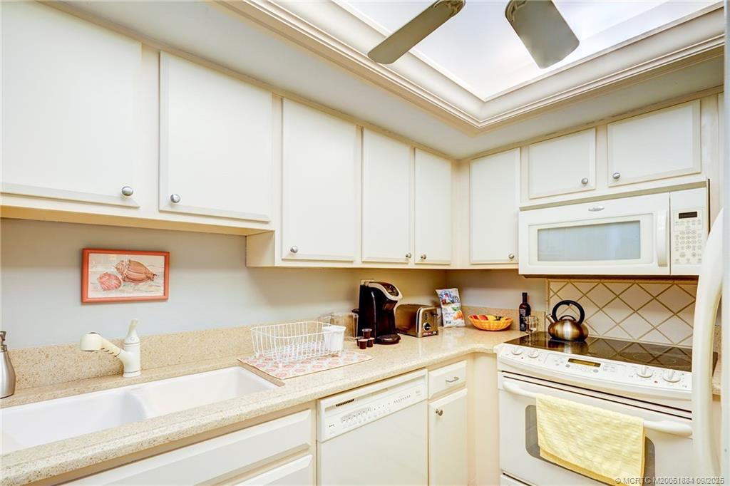 Stuart, Florida 34996, United States, 2 Bedrooms Bedrooms, ,2 BathroomsBathrooms,Residential,Pending,203727