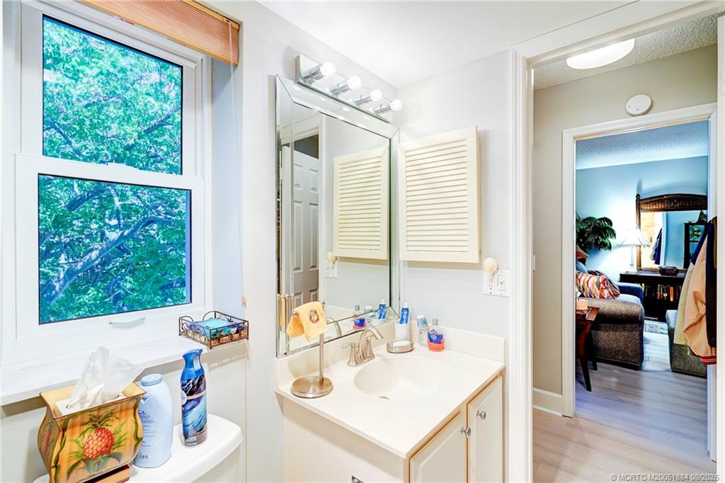 Stuart, Florida 34996, United States, 2 Bedrooms Bedrooms, ,2 BathroomsBathrooms,Residential,Pending,203727