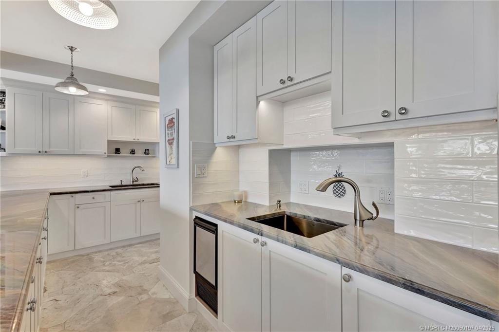 Stuart, Florida 34996, United States, 3 Bedrooms Bedrooms, ,3 BathroomsBathrooms,Residential,Pending,110942