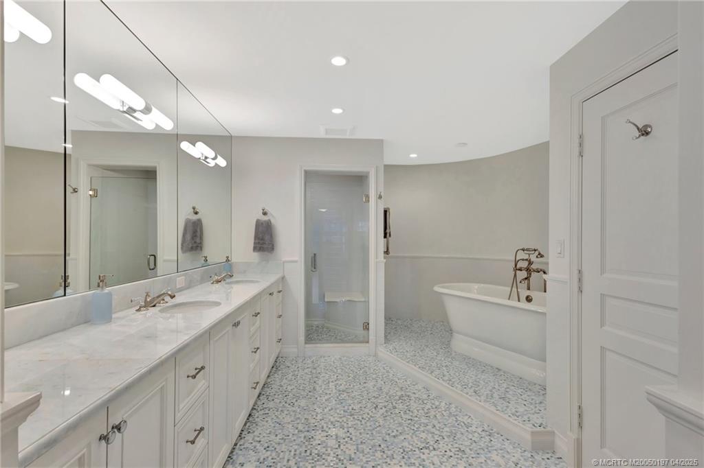 Stuart, Florida 34996, United States, 3 Bedrooms Bedrooms, ,3 BathroomsBathrooms,Residential,Pending,110942