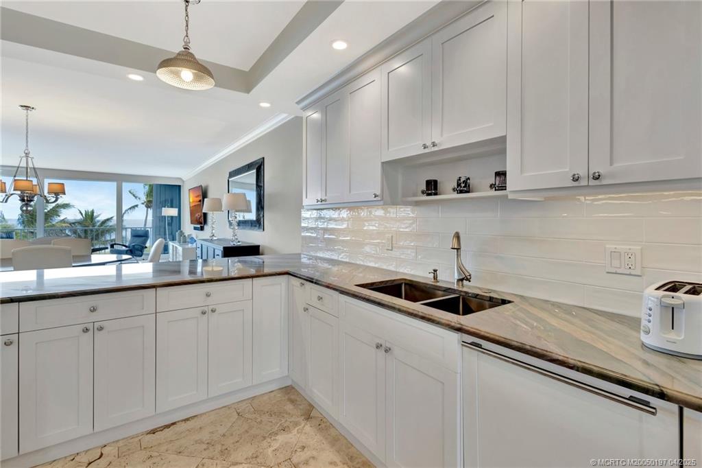 Stuart, Florida 34996, United States, 3 Bedrooms Bedrooms, ,3 BathroomsBathrooms,Residential,Pending,110942