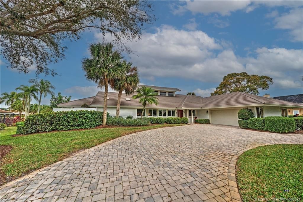 Photo of 6285 SE Oakmont Place, Stuart, FL 34997 (MLS # M20037674)