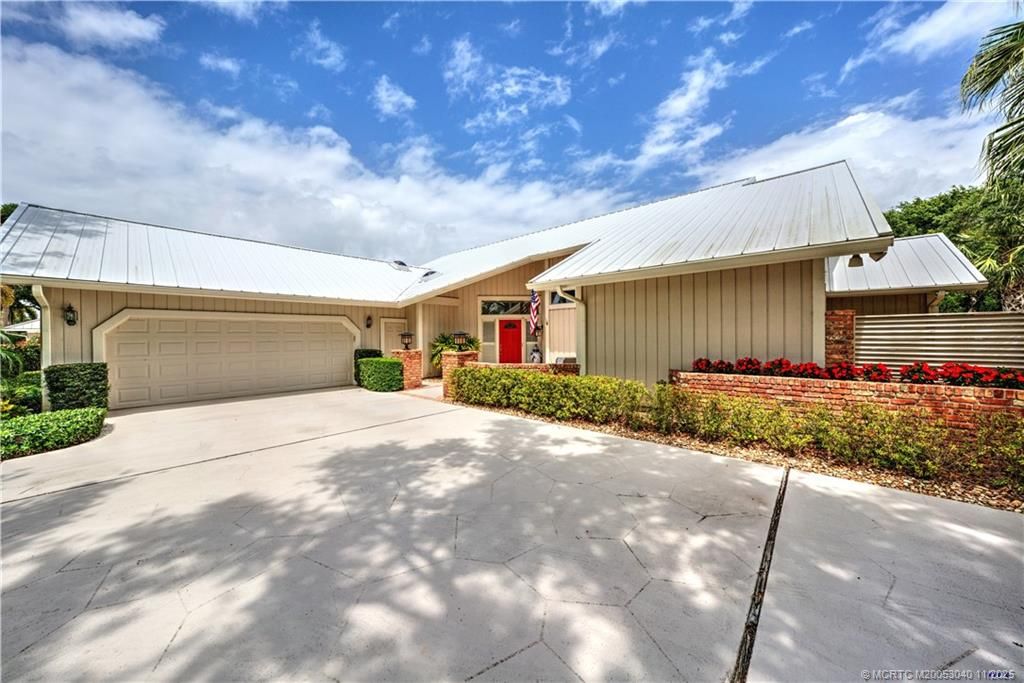 Photo of 5903 SE Glen Eagle Way, Stuart, FL 34997 (MLS # M20053040)