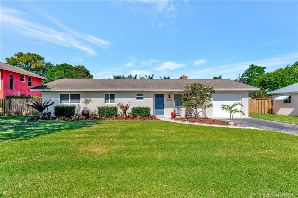 Photo of 702 Pinegrove Avenue, Jupiter, FL 33458 (MLS # M20049954)