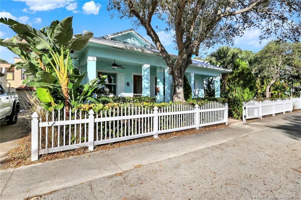Photo of 424 SW Camden Avenue, Stuart, FL 34994 (MLS # M20053898)