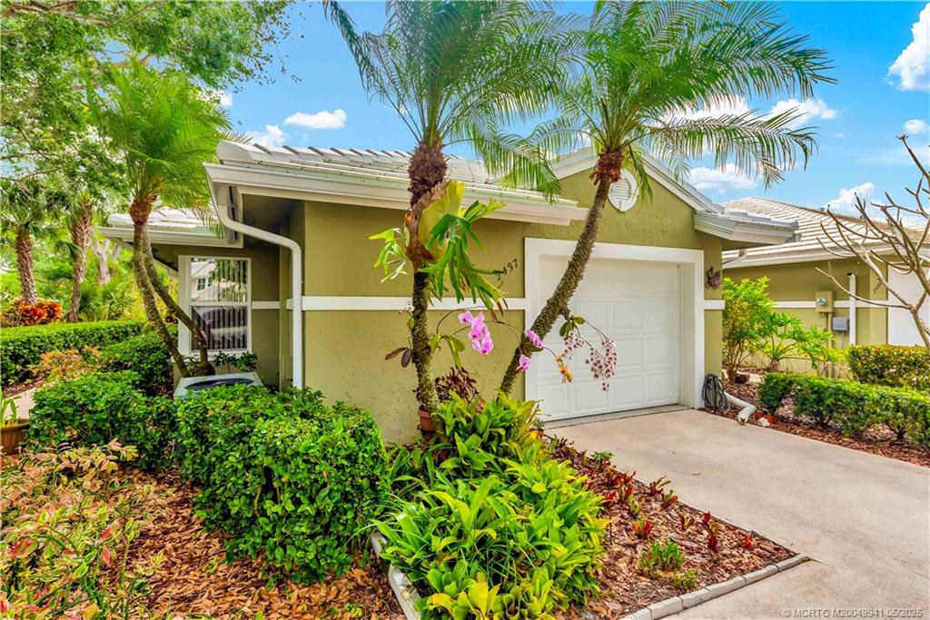 2437 SW Foxpoint Trail