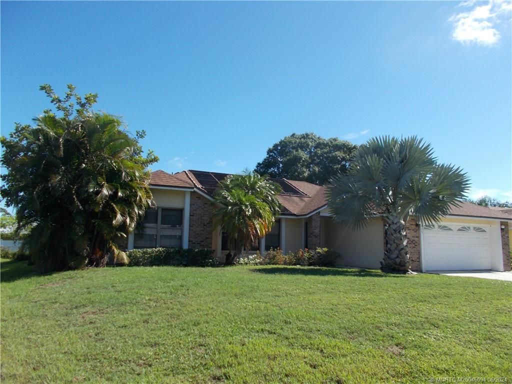 Photo of 625 SE Damask Avenue, Port Saint Lucie, FL 34983 (MLS # M20045094)
