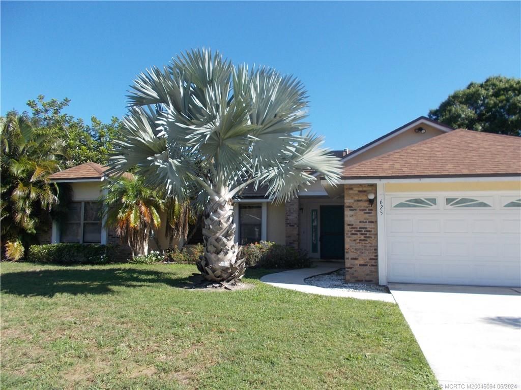 Photo of 625 SE Damask Avenue, Port Saint Lucie, FL 34983 (MLS # M20045094)