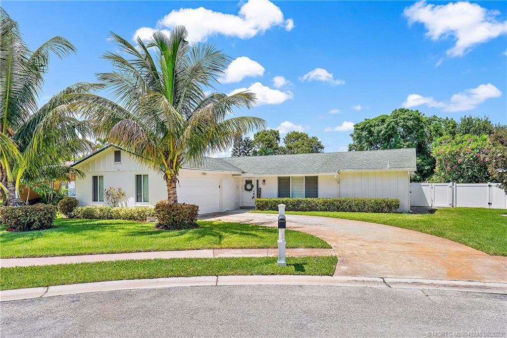 Photo of 405 Highwood Circle, Jupiter, FL 33458 (MLS # M20040285)