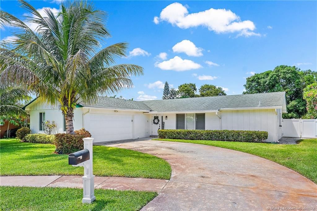 Photo of 405 Highwood Circle, Jupiter, FL 33458 (MLS # M20040285)