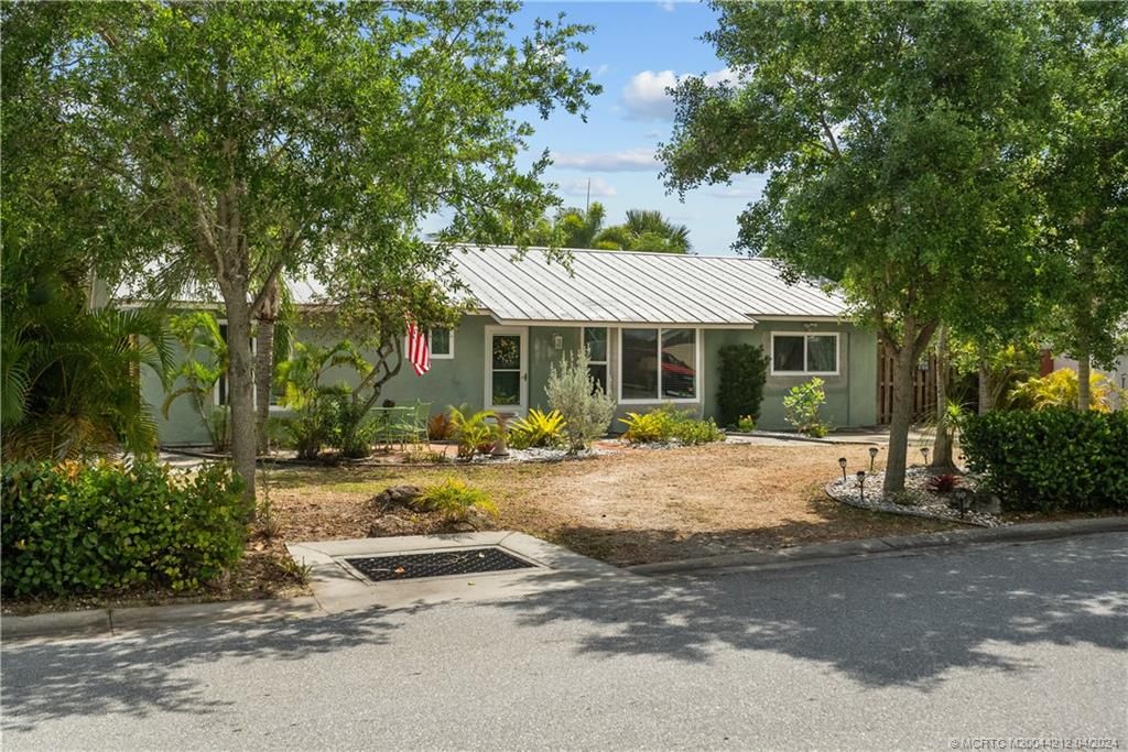 Photo of 8711 SE Eagle Avenue, Hobe Sound, FL 33455 (MLS # M20044212)