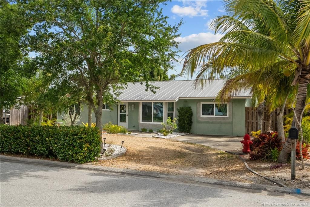Photo of 8711 SE Eagle Avenue, Hobe Sound, FL 33455 (MLS # M20044212)