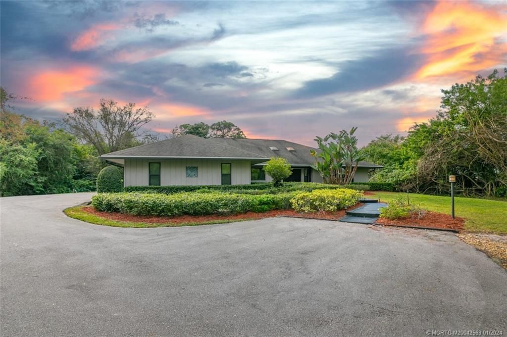 Photo of 1634 SW Saint Andrews Drive, Palm City, FL 34990 (MLS # M20042568)