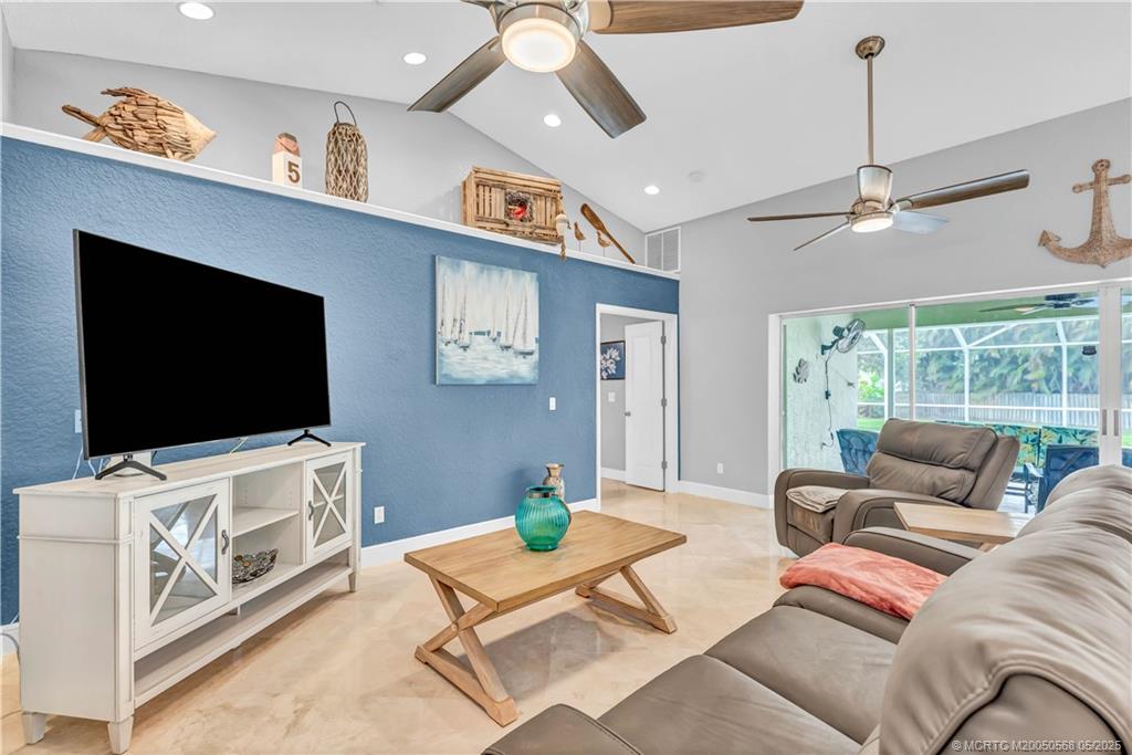 1022 SW Poplar Court