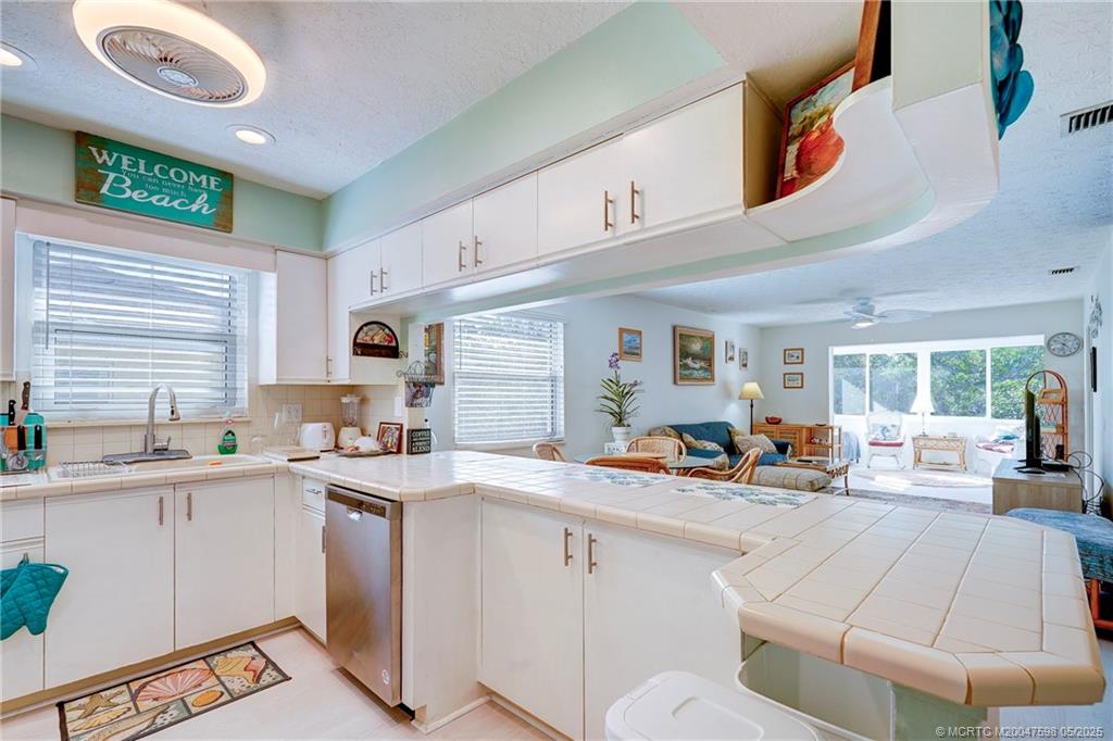 Stuart, Florida 34996, United States, 2 Bedrooms Bedrooms, ,2 BathroomsBathrooms,Residential,Active,33330