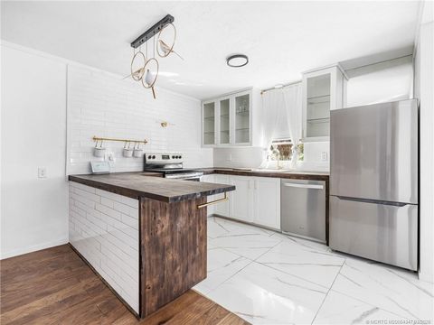 Mobile Home For Sale - 2555 Pga Boulevard #170<br/> Palm Beach Gardens, FL 33410