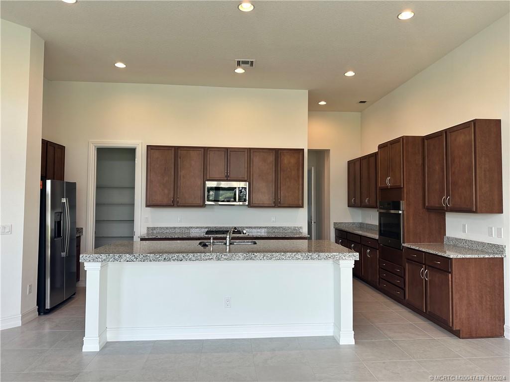 Palm City, Florida 34990, United States, 4 Bedrooms Bedrooms, ,5 BathroomsBathrooms,Residential,Pending,35214