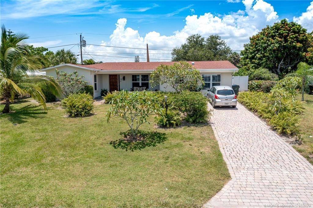 Photo of 225 SW Indian Groves Drive, Stuart, FL 34994 (MLS # M20040070)