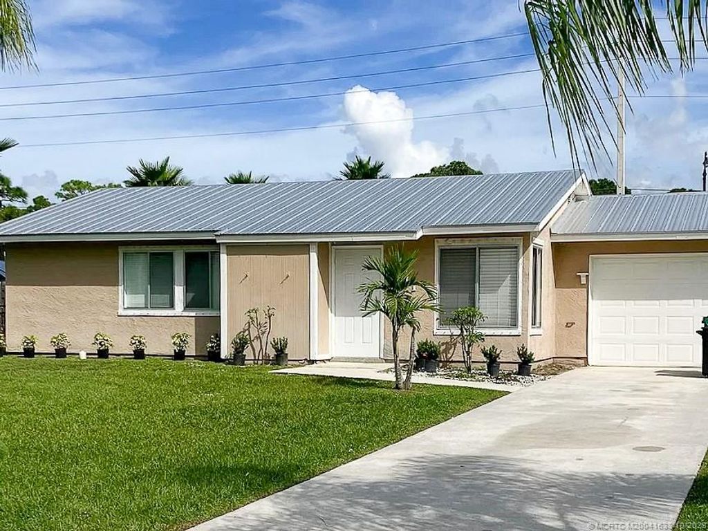 Photo of 2141 SE Flagstone Court, Port Saint Lucie, FL 34952 (MLS # M20041633)