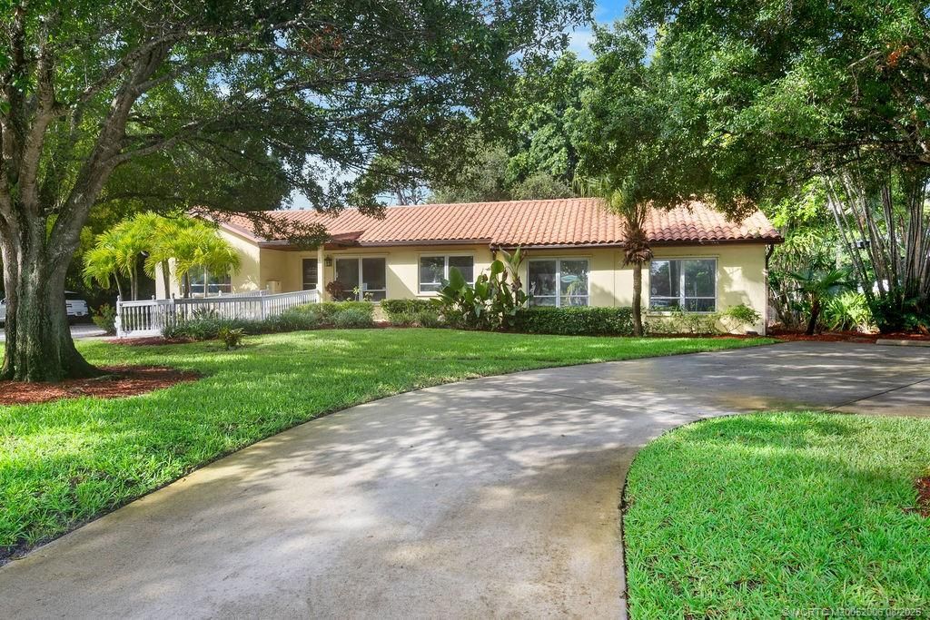 Photo of 400 SE Flamingo Avenue, Stuart, FL 34996 (MLS # M20052006)