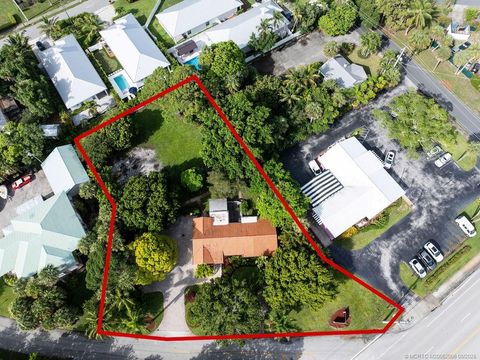 Photo of 400 SE Flamingo Avenue, Stuart, FL 34996 (MLS # M20052006)