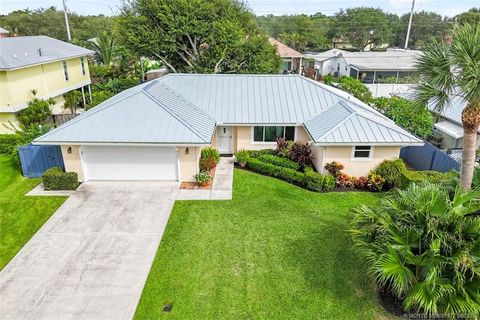Photo of 8121 SE Helen Terrace, Hobe Sound, FL 33455 (MLS # M20051977)