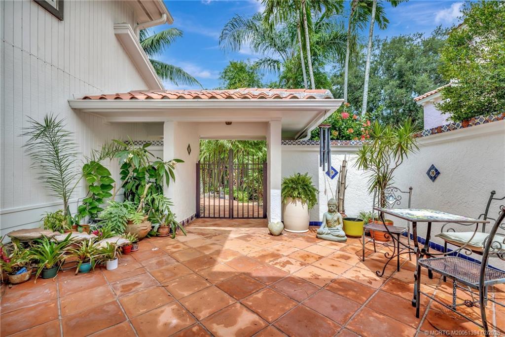 221 SE Coconut Avenue