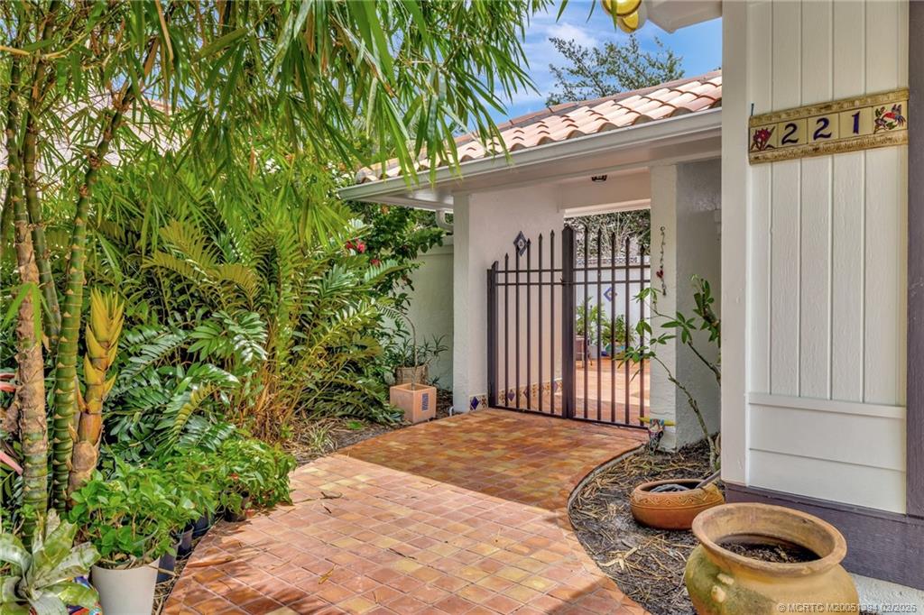 221 SE Coconut Avenue