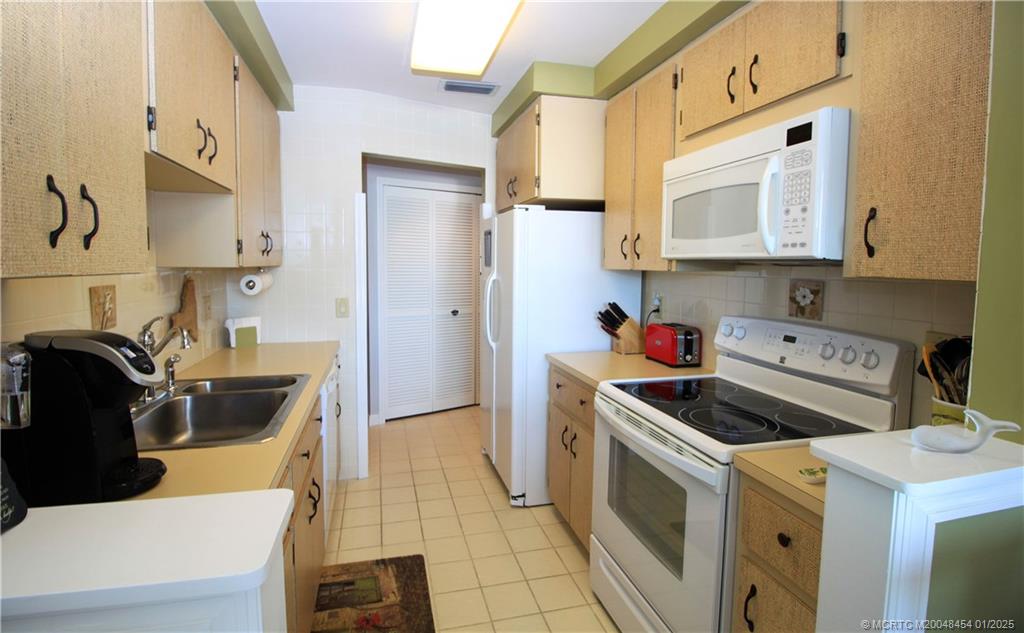 Stuart, Florida 34996, United States, 1 Bedroom Bedrooms, ,2 BathroomsBathrooms,Residential,Active,20233