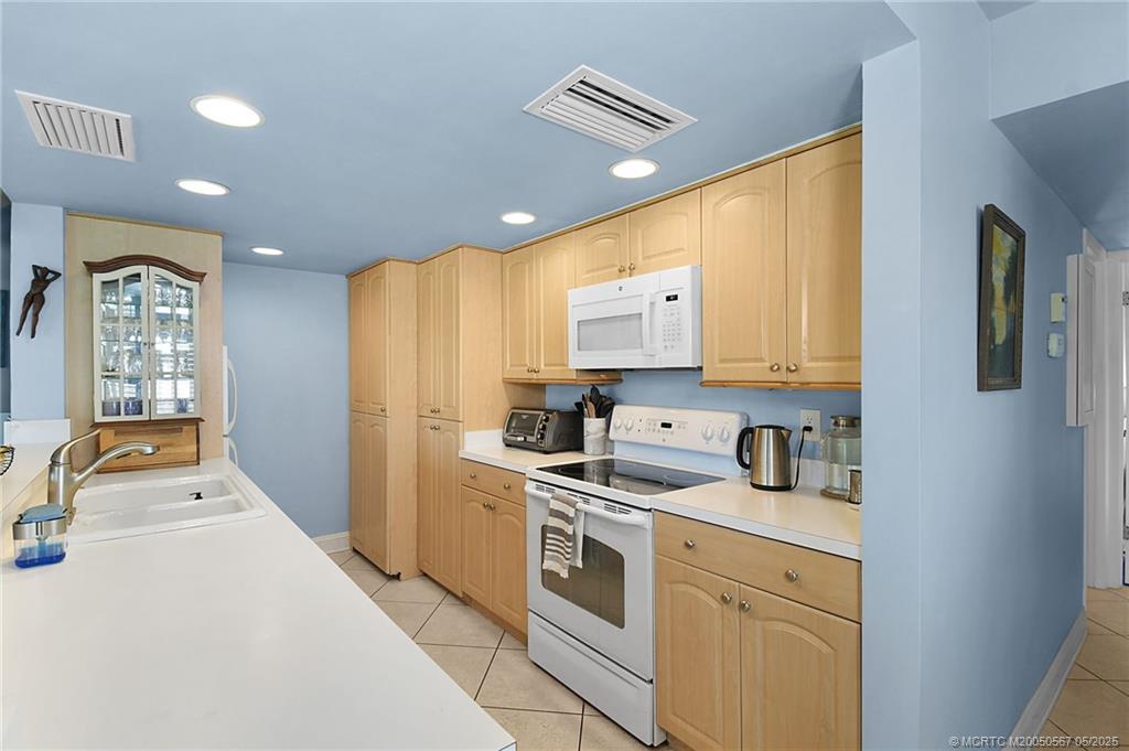 Stuart, Florida 34996, United States, 3 Bedrooms Bedrooms, ,3 BathroomsBathrooms,Residential,Active,127839