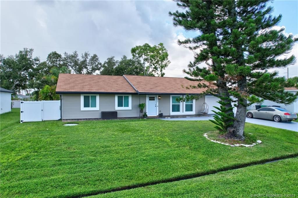 Photo of 662 SE Chapman Avenue, Port Saint Lucie, FL 34984 (MLS # M20040816)