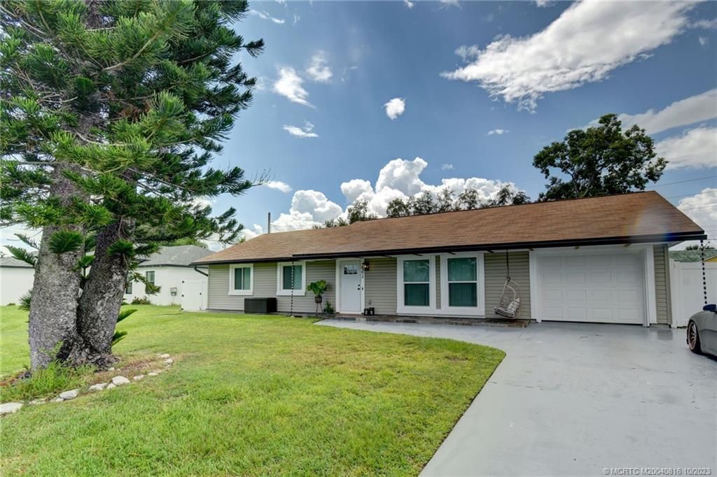 Photo of 662 SE Chapman Avenue, Port Saint Lucie, FL 34984 (MLS # M20040816)